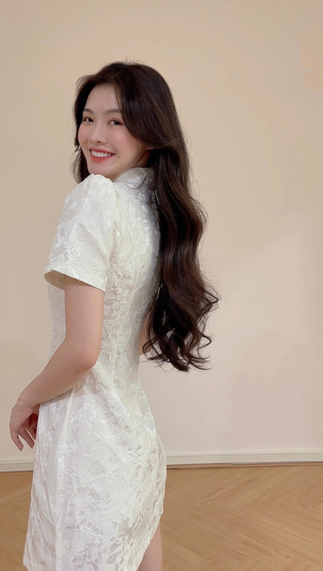ELEGANT WHITE CHEONGSAM