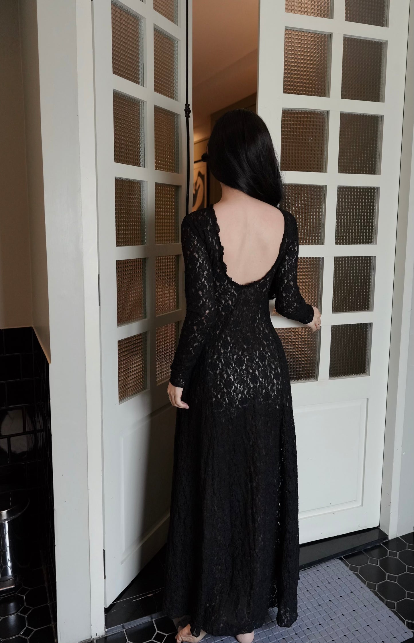 BLACK LACE BACKLESS DRESS