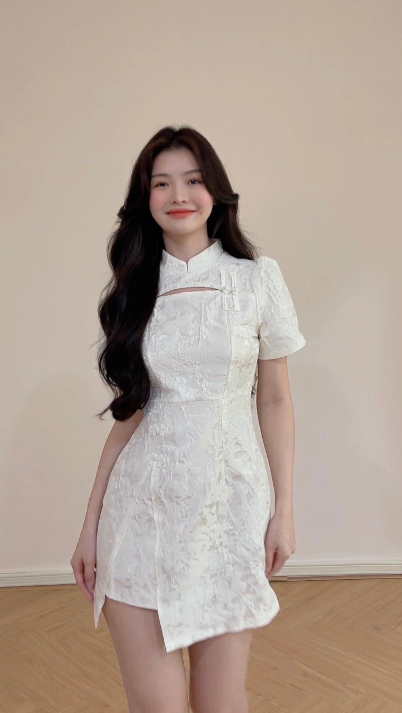 ELEGANT WHITE CHEONGSAM