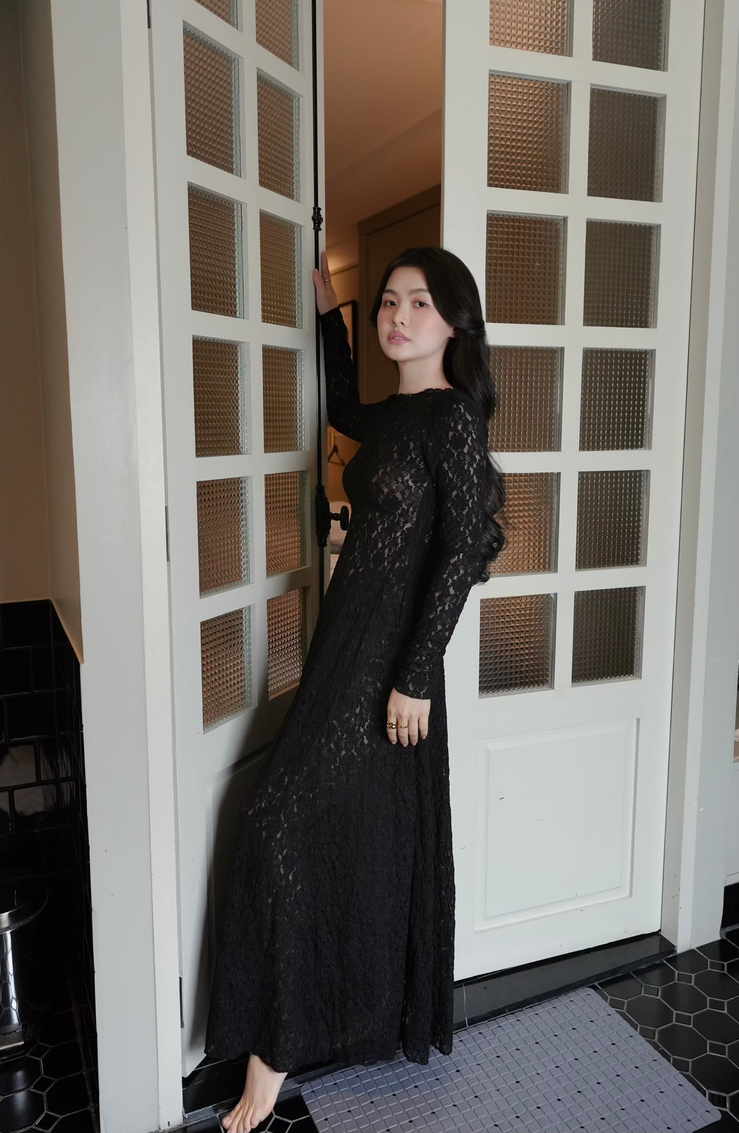 BLACK LACE BACKLESS DRESS