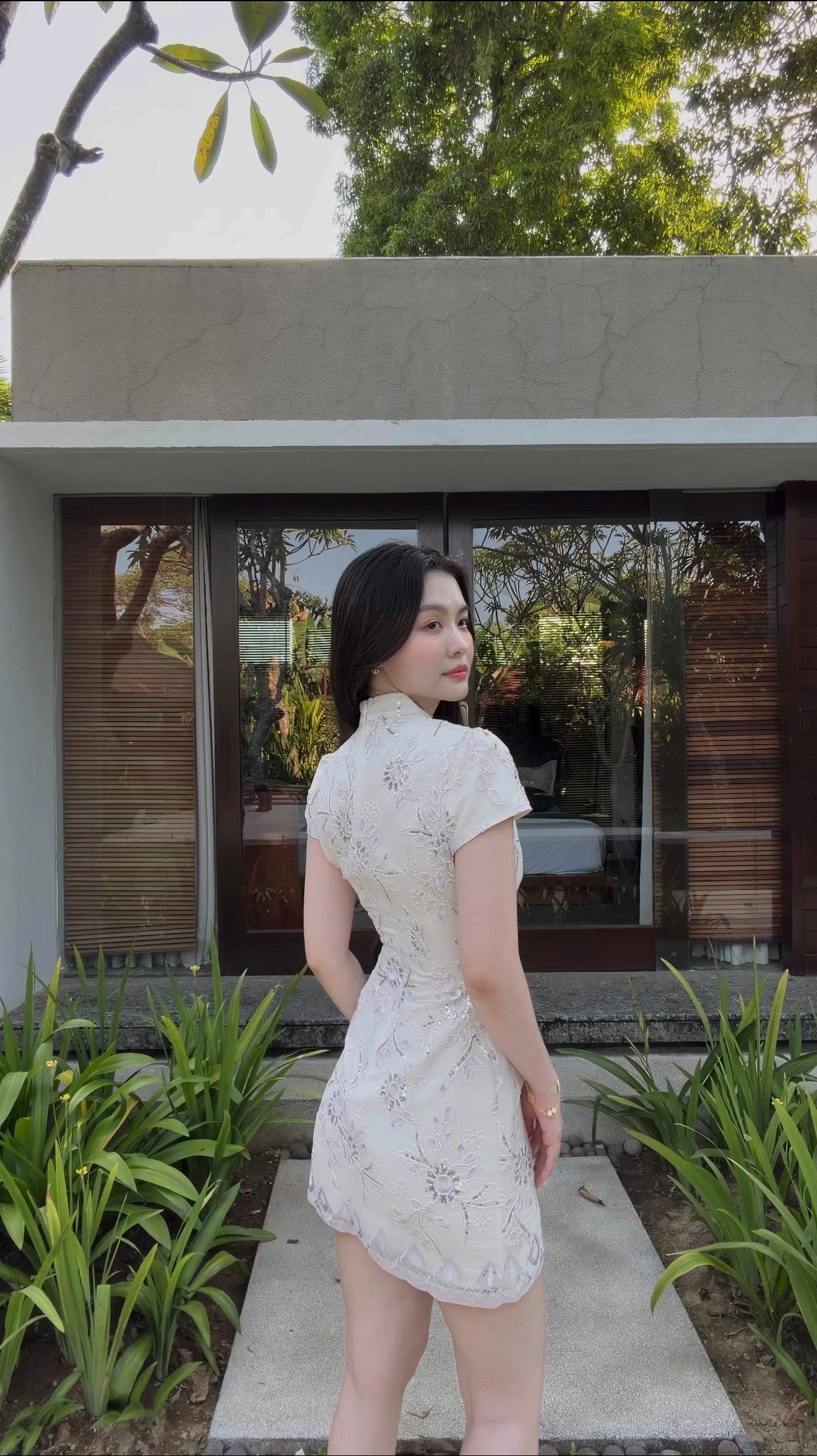 SHIMMERING WHITE SEQUIN EMBROIDERED SHORT CHEONGSAM 鳞光闪烁 SC1009