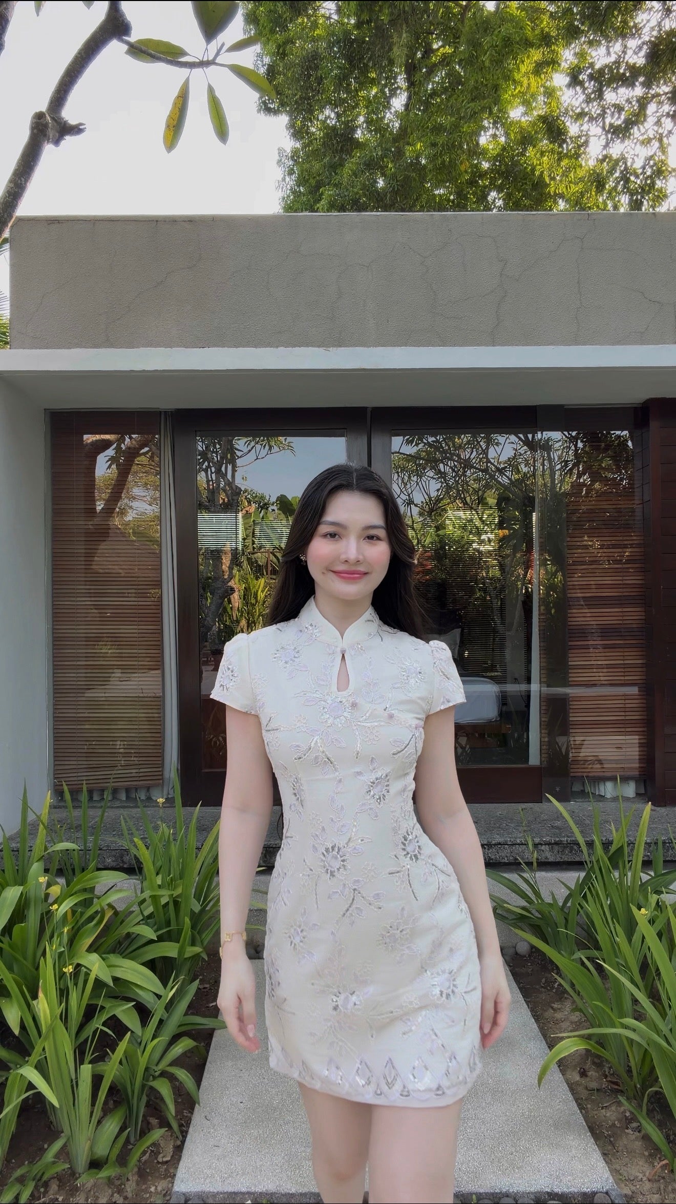 SHIMMERING WHITE SEQUIN EMBROIDERED SHORT CHEONGSAM 鳞光闪烁 SC1009