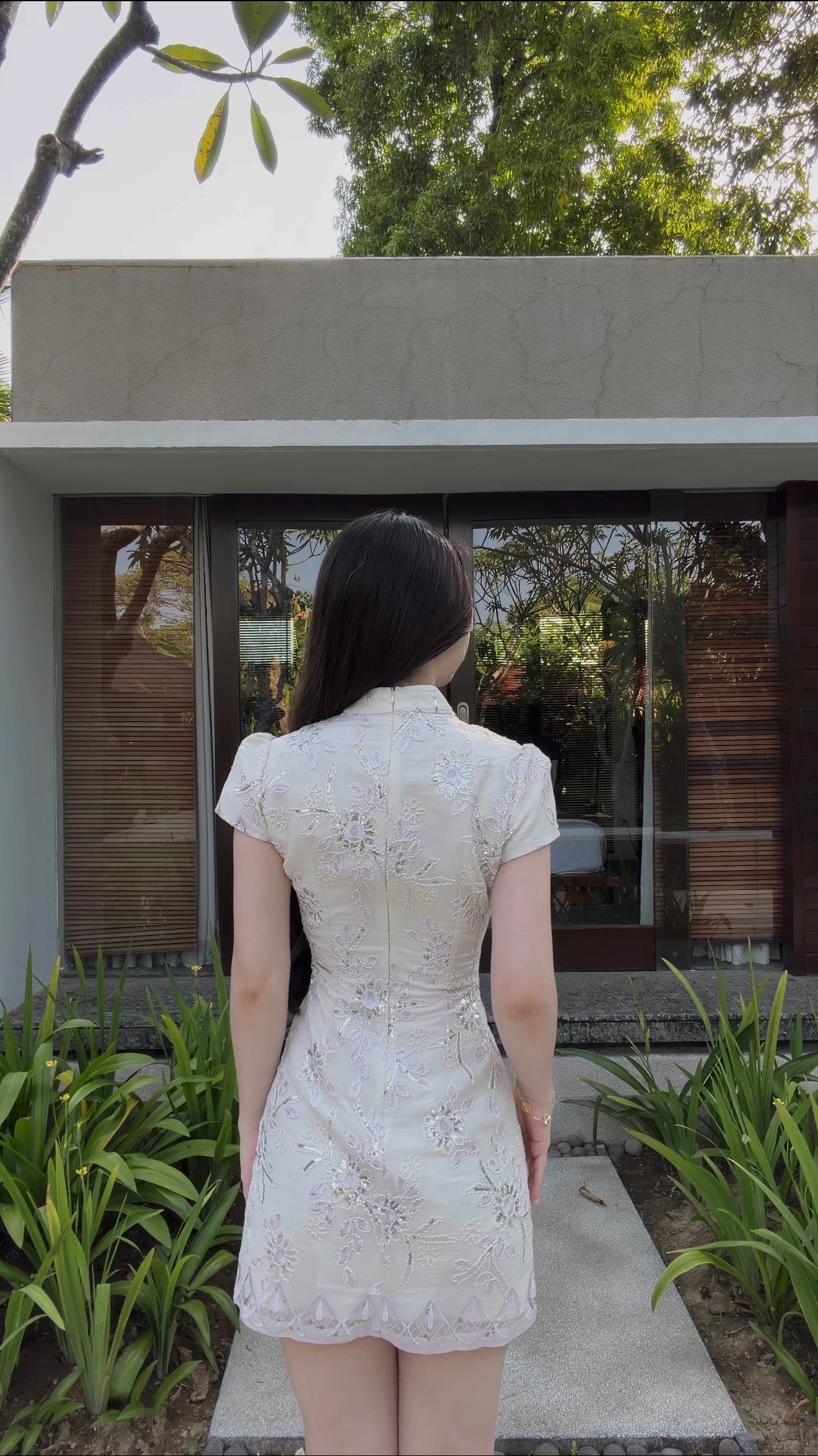 SHIMMERING WHITE SEQUIN EMBROIDERED SHORT CHEONGSAM 鳞光闪烁 SC1009