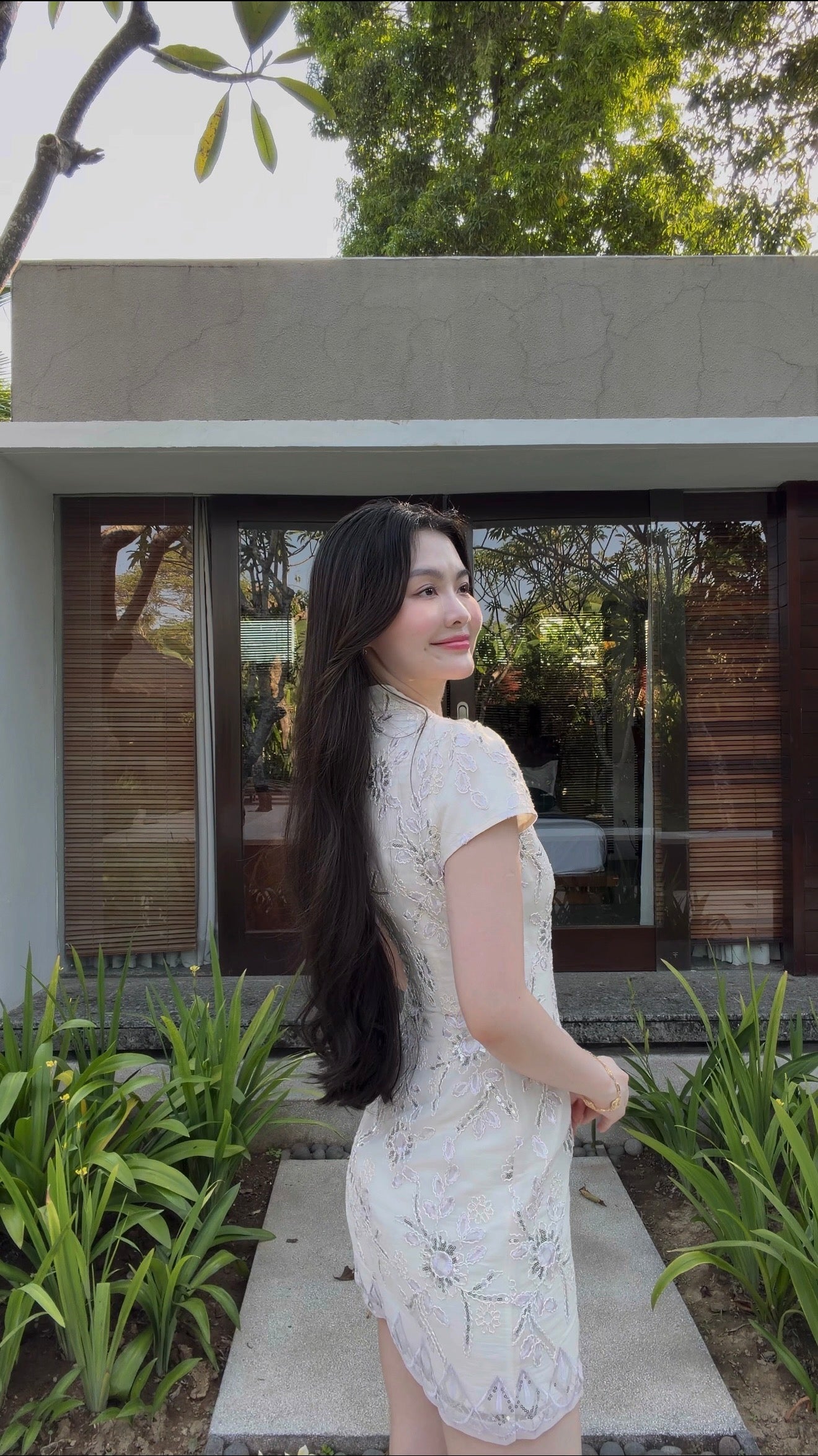 SHIMMERING WHITE SEQUIN EMBROIDERED SHORT CHEONGSAM 鳞光闪烁 SC1009