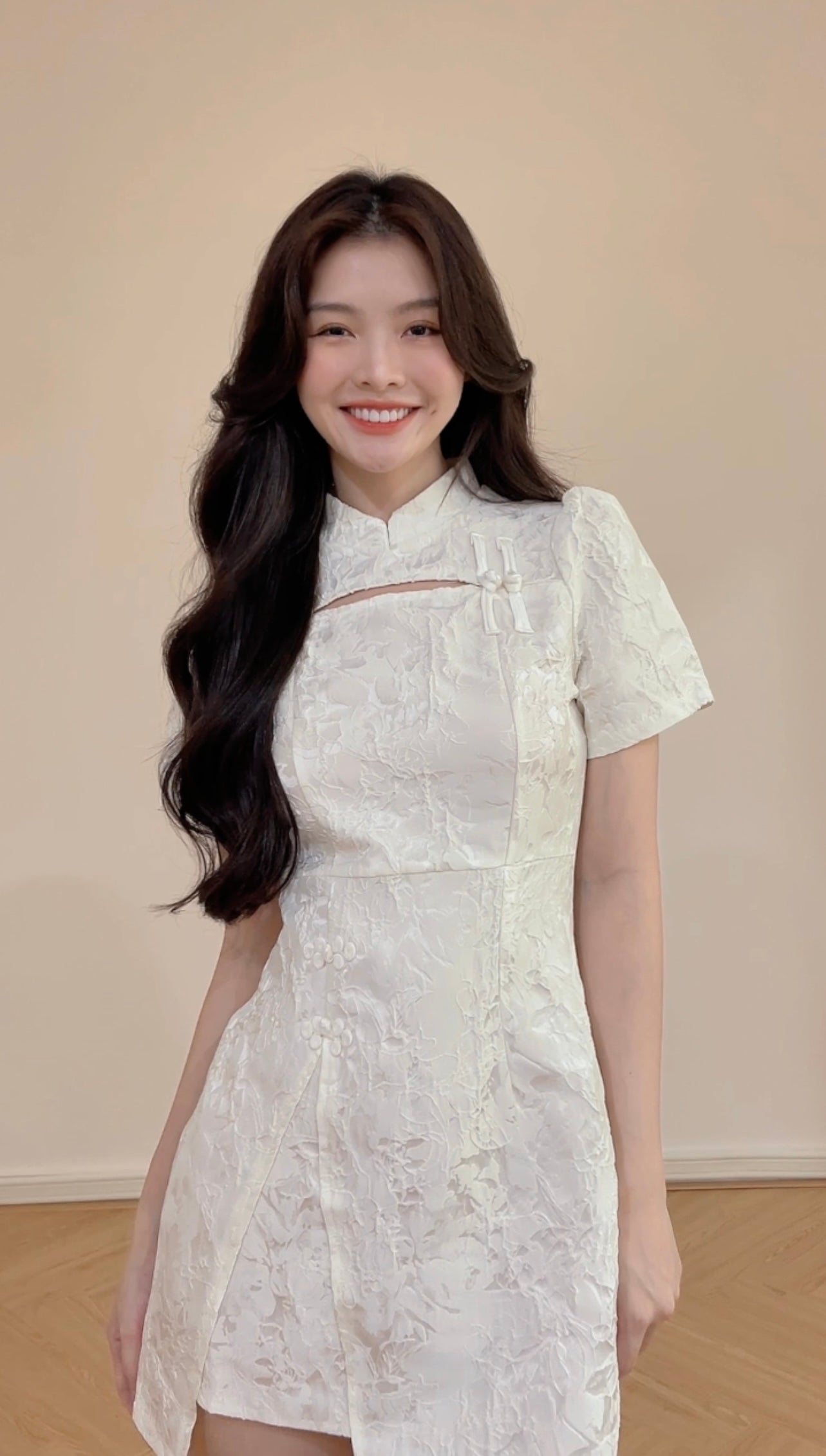 ELEGANT WHITE CHEONGSAM