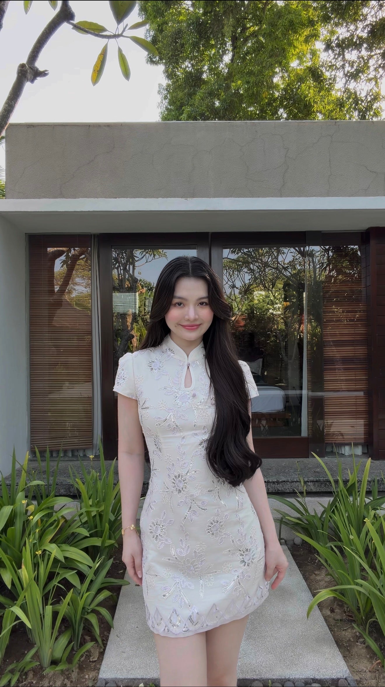 SHIMMERING WHITE SEQUIN EMBROIDERED SHORT CHEONGSAM 鳞光闪烁 SC1009