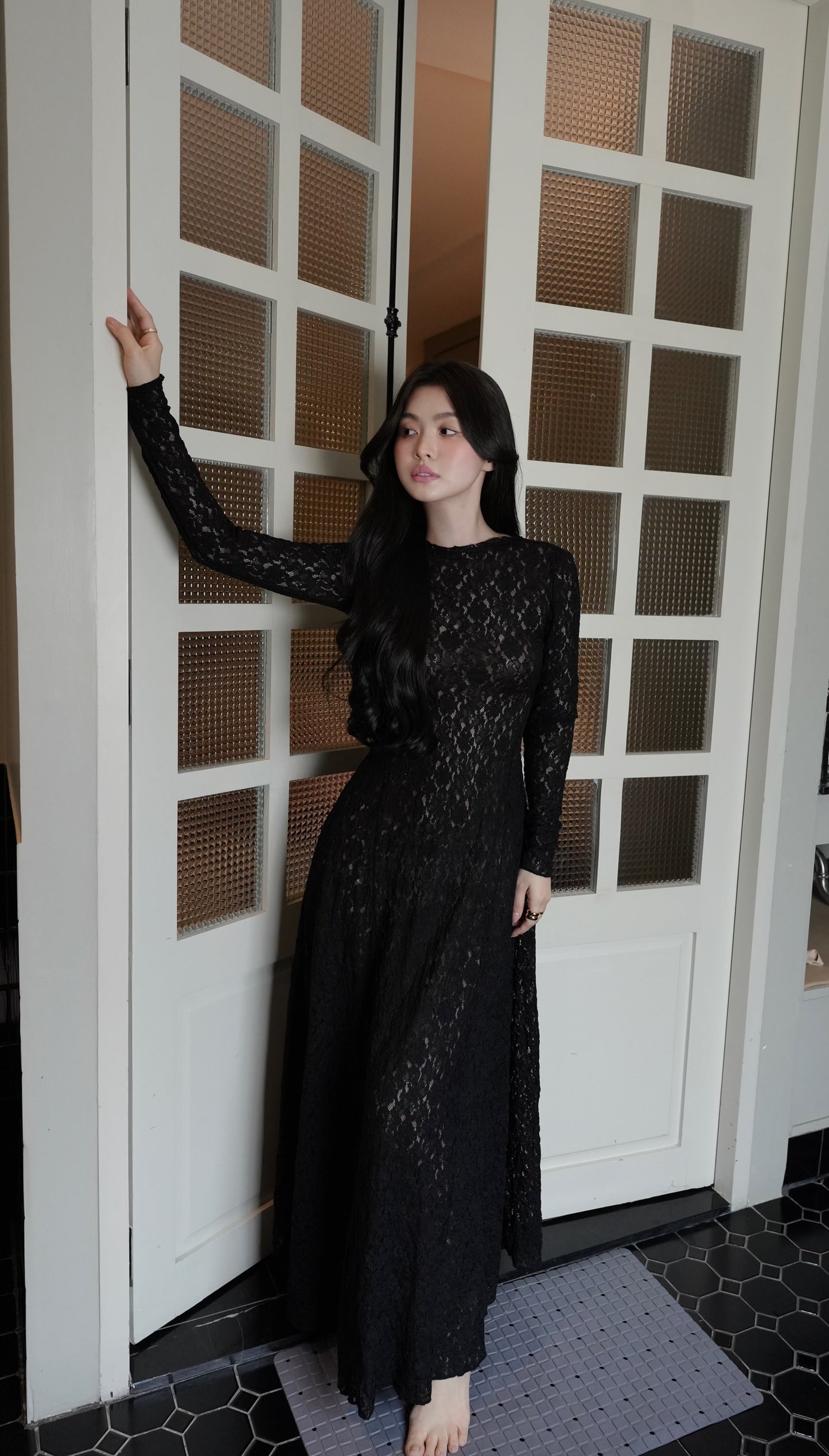 BLACK LACE BACKLESS DRESS