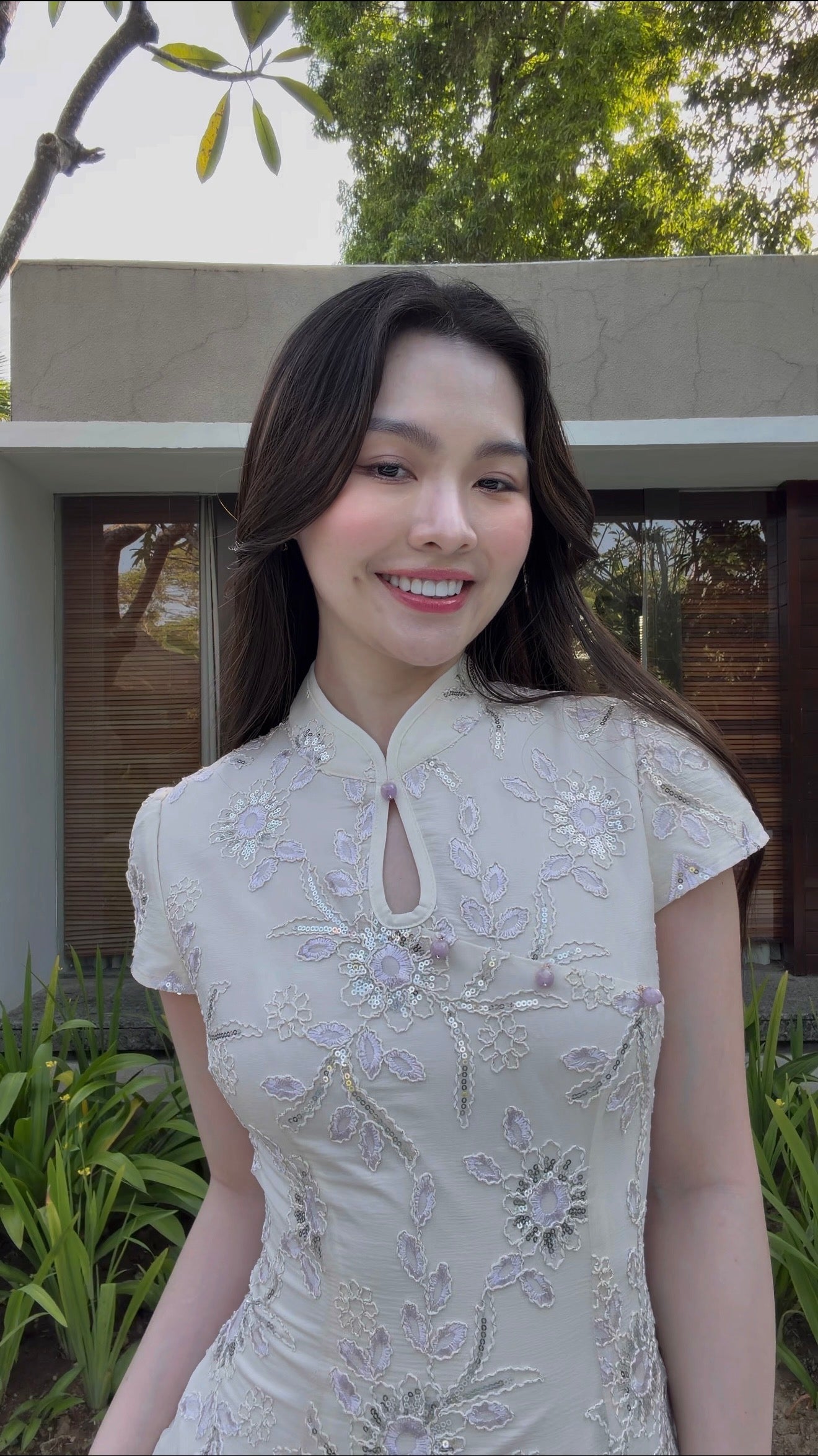 SHIMMERING WHITE SEQUIN EMBROIDERED SHORT CHEONGSAM 鳞光闪烁 SC1009