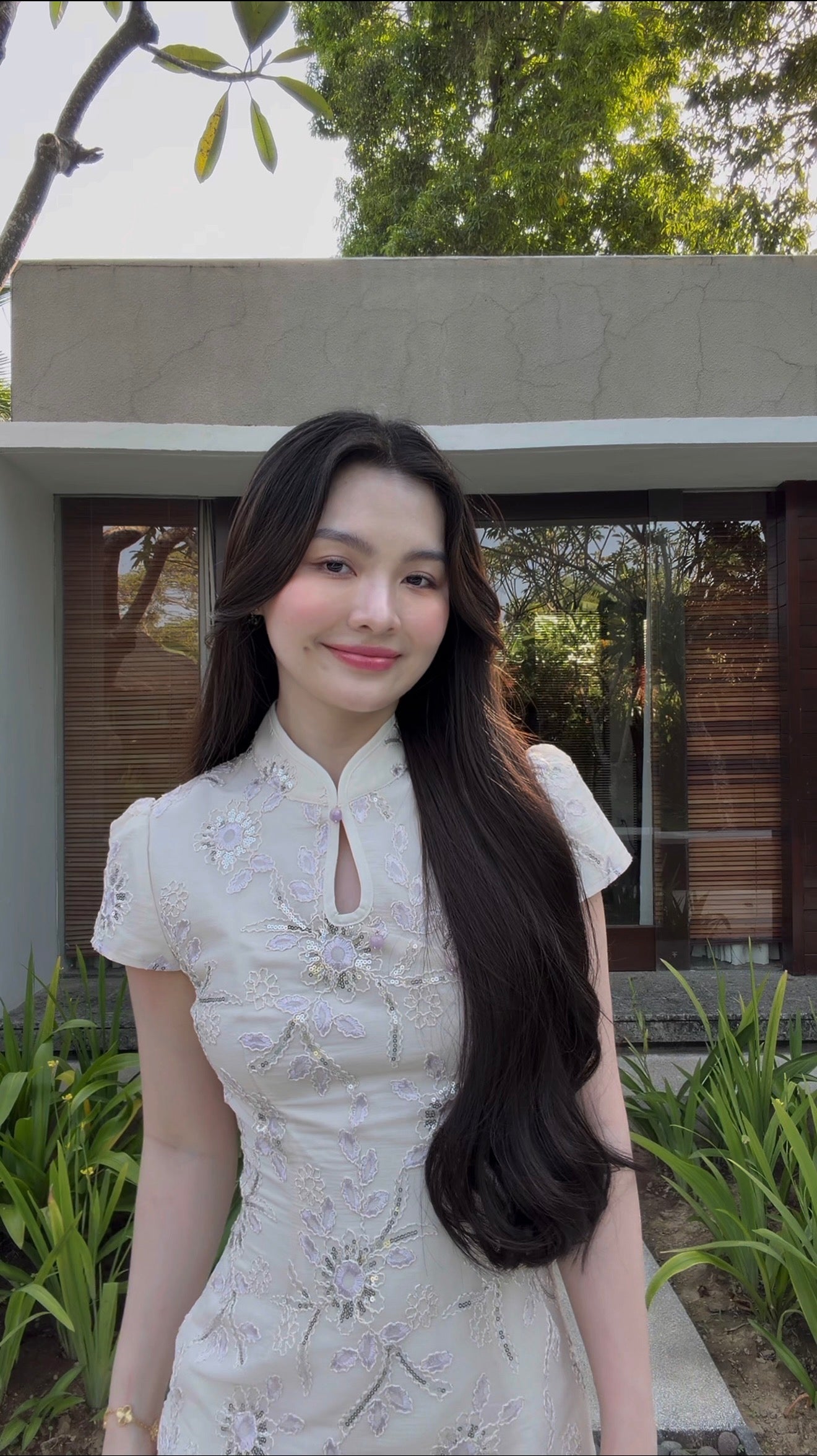 SHIMMERING WHITE SEQUIN EMBROIDERED SHORT CHEONGSAM 鳞光闪烁 SC1009