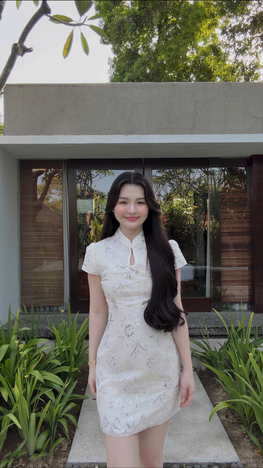 SHIMMERING WHITE SEQUIN EMBROIDERED SHORT CHEONGSAM 鳞光闪烁 SC1009