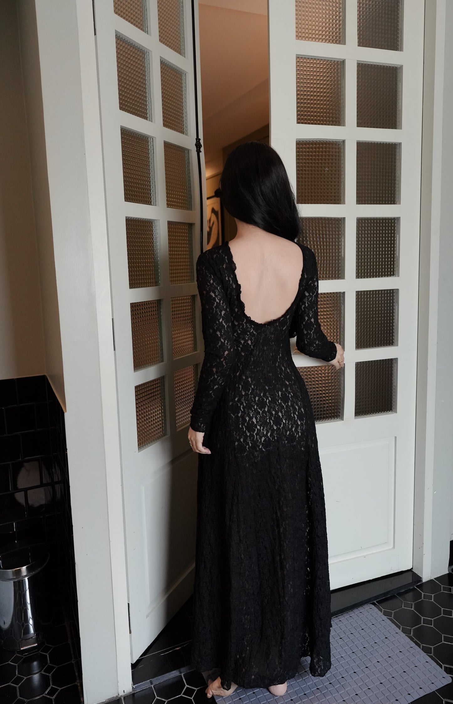 BLACK LACE BACKLESS DRESS