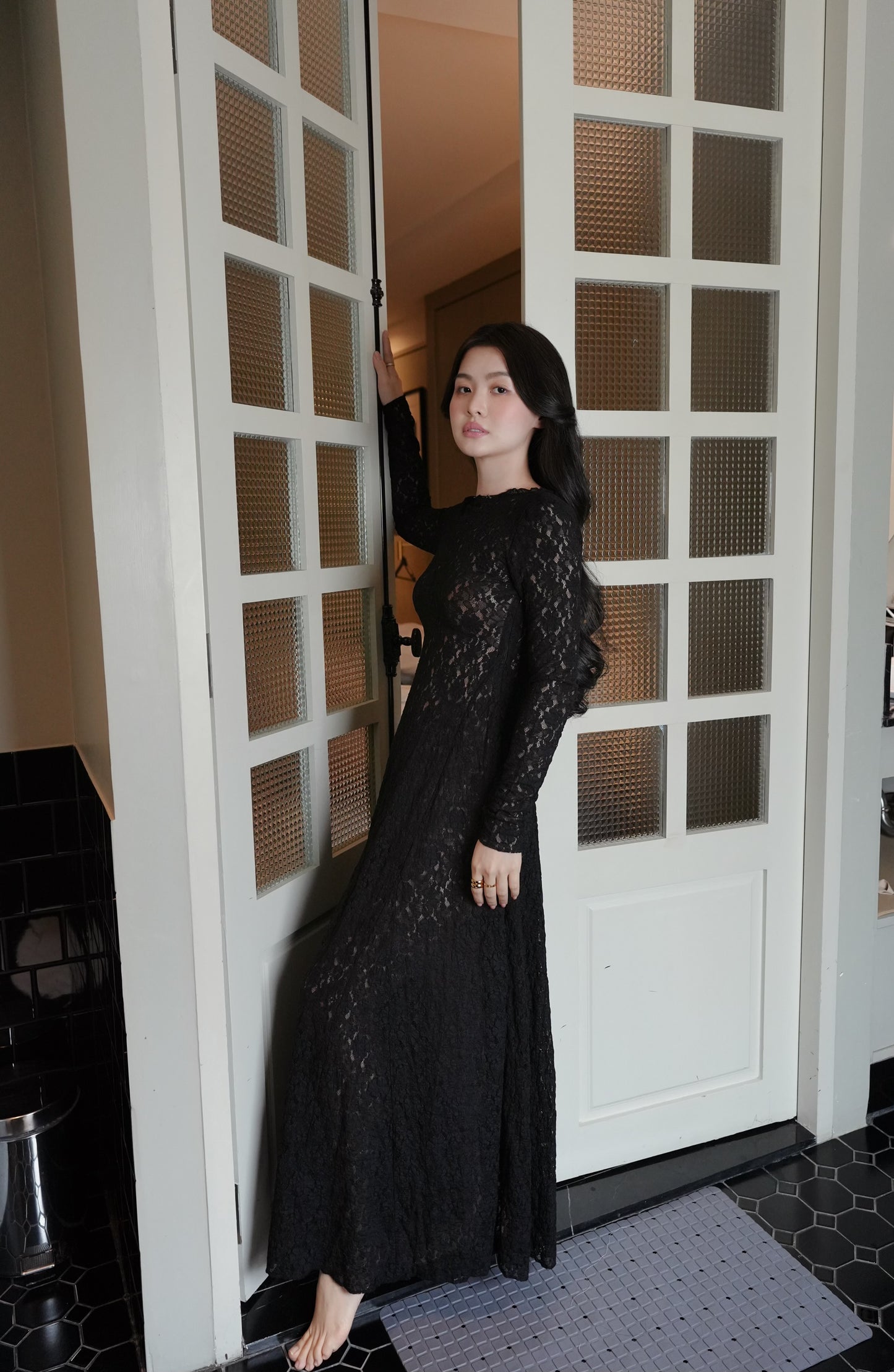 BLACK LACE BACKLESS DRESS