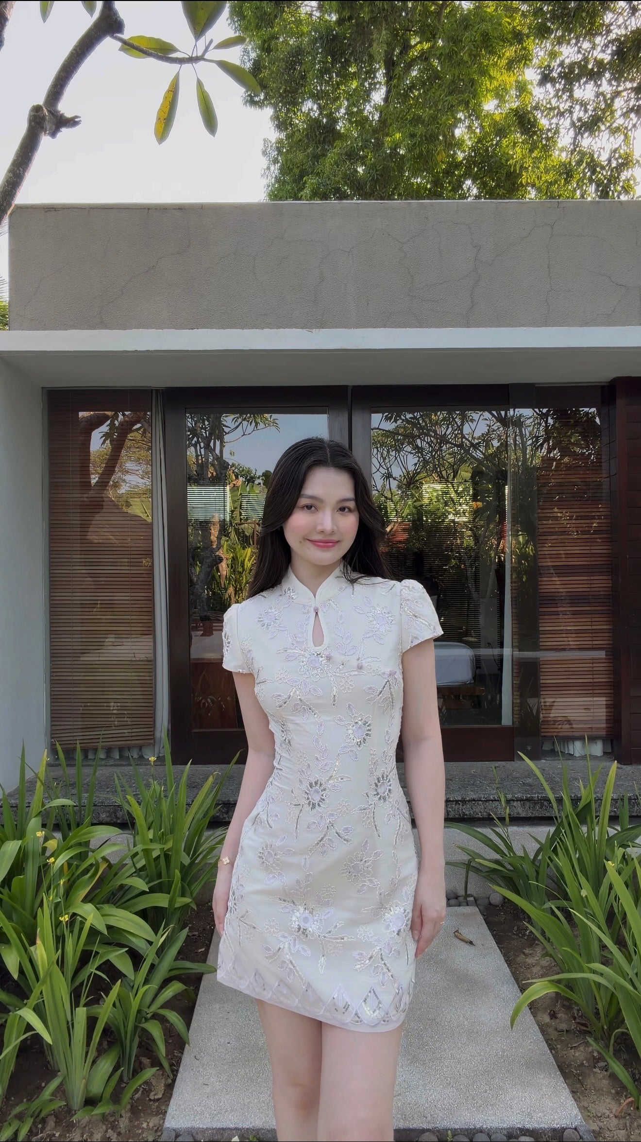 SHIMMERING WHITE SEQUIN EMBROIDERED SHORT CHEONGSAM 鳞光闪烁 SC1009